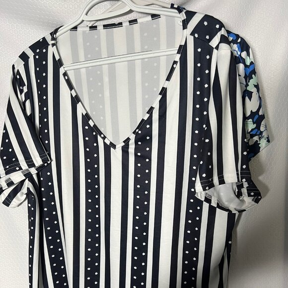 Ladies Black and White Shirt. - Picture 1 of 1